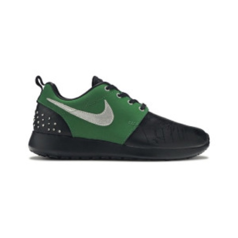 NIKE women’s Rosherun DB 'Doernbecher'
Sneakers